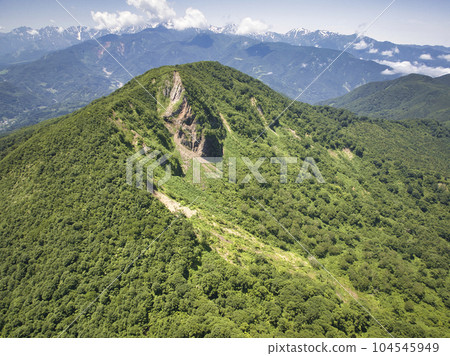 長野縣小谷村大鳧山和烏城立山連峰的壯麗景色（無人機航拍） 104545949