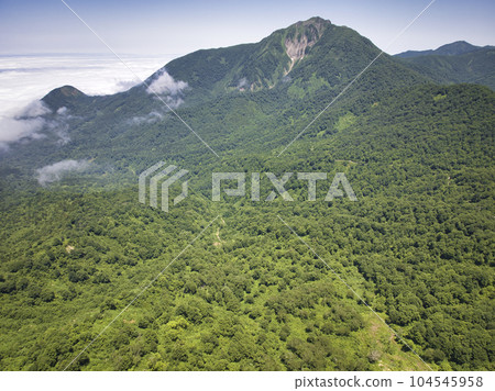長野縣小谷村小谷山、天陽山和雲海的景色（無人機航拍） 104545958