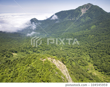 長野縣小谷村小谷山、天陽山和雲海的景色（無人機航拍） 104545959