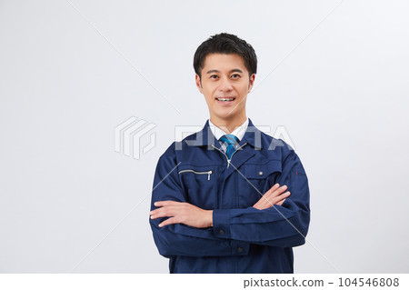 穿著年輕工作服的商人 104546808