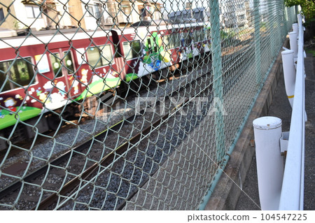 彩繪火車越過柵欄 104547225