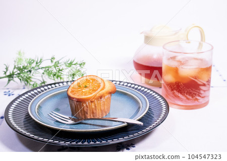 藍盤上的一套橙色鬆餅和冰茶 104547323