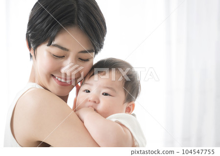 可愛的媽媽抱著她的孩子 104547755