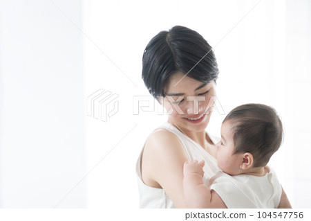 可愛的媽媽抱著她的孩子 104547756