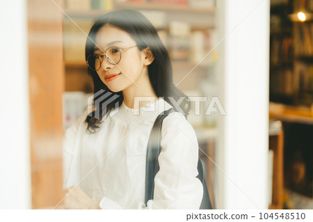 書店裡的年輕女子 104548510