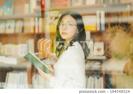 書店裡的年輕女子 104548524