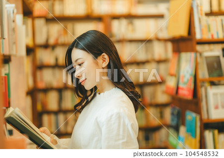 書店裡的年輕女子 104548532