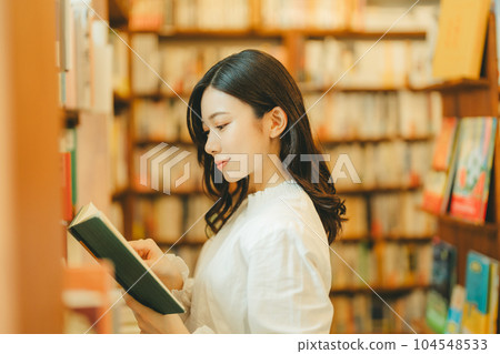 young woman in a bookstore 104548533