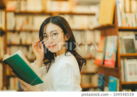 書店裡的年輕女子 104548539