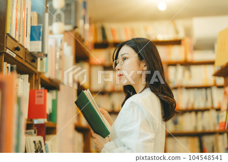 young woman in a bookstore 104548541