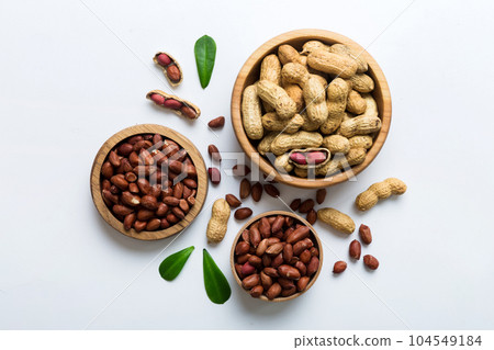Fresh healthy peanuts in bowl on colored table background. Top view Healthy eating bertholletia concept. Super foods 104549184
