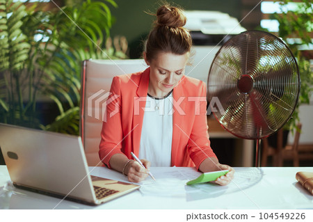 modern 40 years old small business owner woman at work 104549226