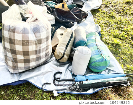 露營用品散佈在草坪上 104549255