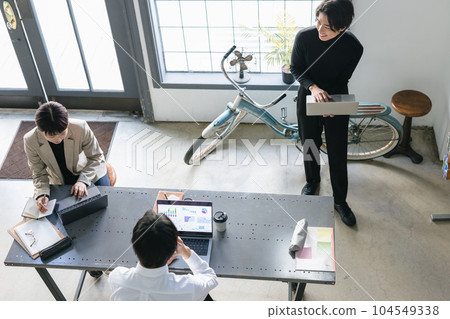Businessman meeting bird's eye view Businessman meeting bird's eye view 104549338
