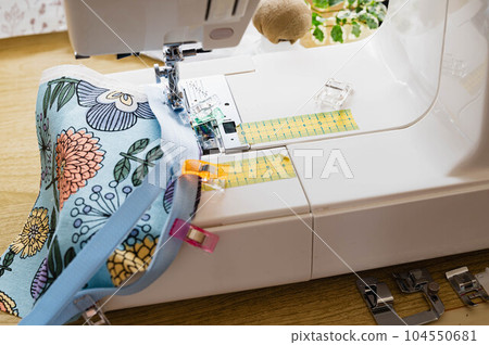 Zipper sewn with an electric sewing machine 104550681