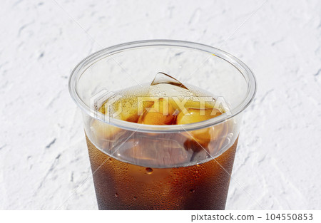 塑料杯中冰咖啡的特寫 104550853