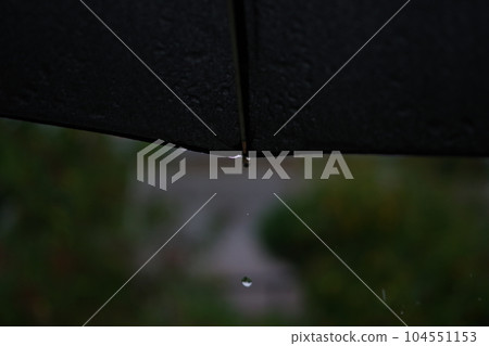 雨滴從雨傘上滴下來 104551153