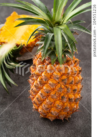 pineapple tropical leaves background sliced pineapple background パイナップル pineapple tropical leaves background sliced pineapple background パイナップル 104551216