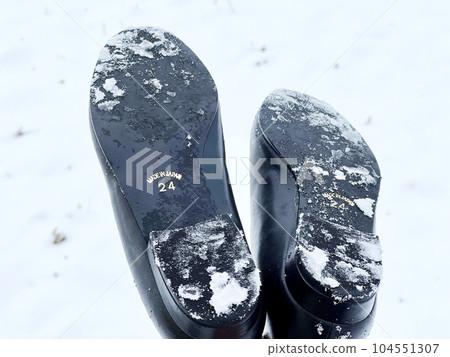 Slippery pump soles_snow background 104551307