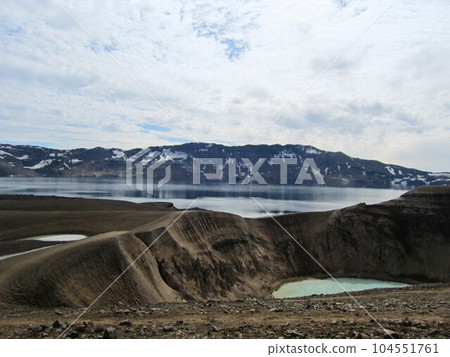 冰島、阿斯卡火山、埃斯庫瓦湖和比蒂火山口湖 冰島、阿斯卡火山、埃斯庫瓦湖和比蒂火山口湖 104551761