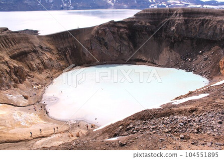 冰島、阿斯卡火山、埃斯庫瓦湖和比蒂火山口湖 104551895