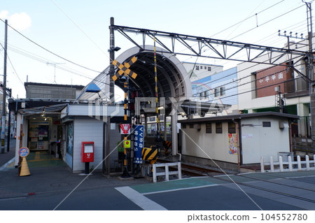 Hitotsubashi Gakuen Station and railroad crossing 104552780