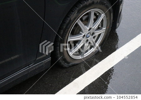 Flat tire, passenger car, regular car, travel, accident, accident 104552854