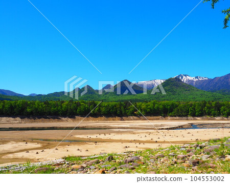 糠平湖底部、藍天和山脈 糠平湖底部、藍天和山脈 104553002