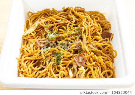 Yakisoba with delicious instant sauce 104553044