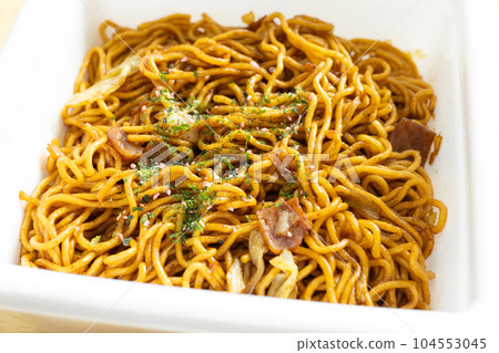 Yakisoba with delicious instant sauce 104553045