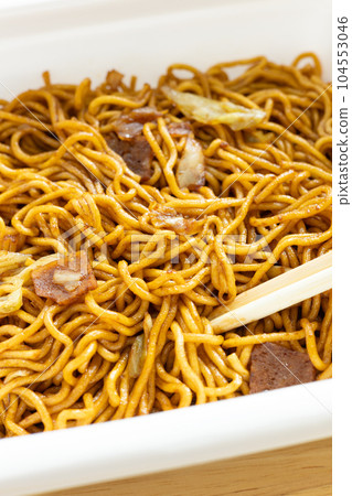 Yakisoba with delicious instant sauce 104553046