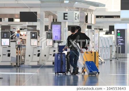 拉著行李箱的旅客 羽田機場出發大廳旅客 104553643