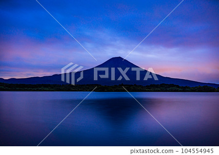 (Shizuoka Prefecture) Mt.Fuji seen from Lake Tanuki 104554945