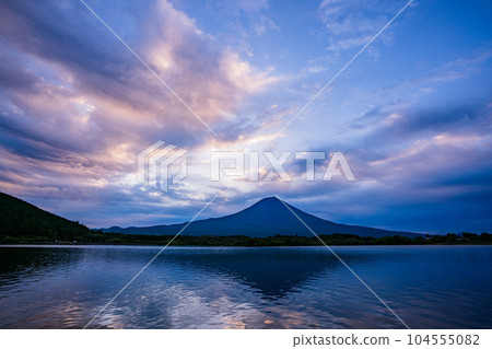 （靜岡縣）富士山狸湖的黎明 104555082