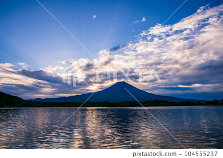 （靜岡縣）從狸湖看到的富士山和日出 104555237