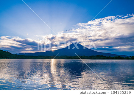 （靜岡縣）從狸湖看到的富士山和日出 104555239