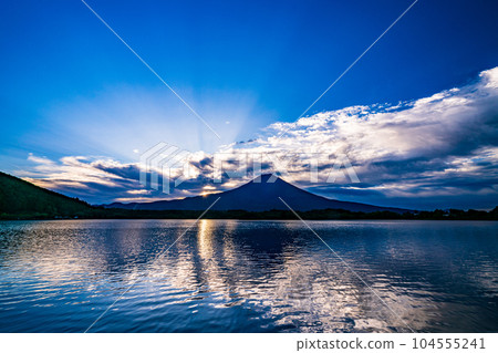 (靜岡縣)從狸湖看到的富士山和日出 (靜岡縣)從狸湖看到的富士山和日出 104555241