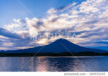 (靜岡縣)從狸湖看到的富士山和日出 (靜岡縣)從狸湖看到的富士山和日出 104555245