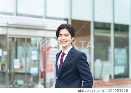 商人站在大樓前 104555326