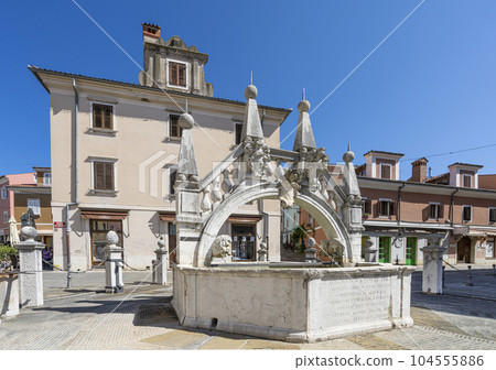 Da Ponte fountain in Koper, Slovenia 104555886
