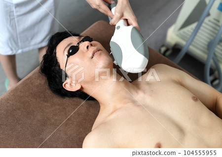 接受鬍鬚脫毛治療的年輕人 104555955