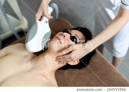 接受鬍鬚脫毛治療的年輕人 104555956