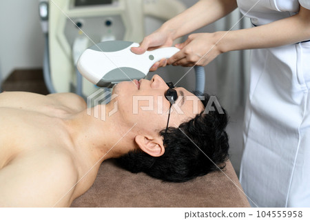 接受鬍鬚脫毛治療的年輕人 接受鬍鬚脫毛治療的年輕人 104555958