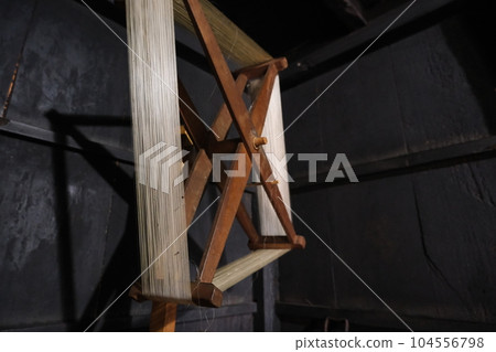 A square spinning wheel wound with silk thread A square spinning wheel wound with silk thread 104556798