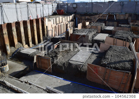 建設中的建築地基施工現場 建設中的建築地基施工現場 104562308
