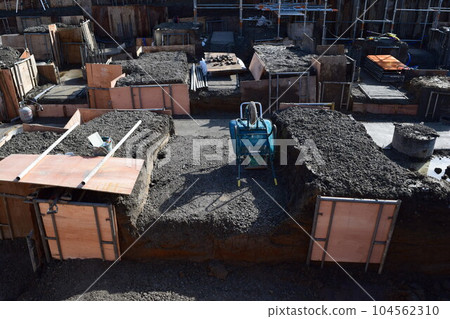 建設中的建築地基施工現場 建設中的建築地基施工現場 104562310