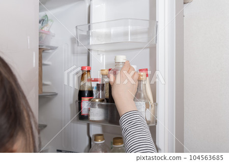 [主婦從冰箱裡拿出醬汁] 104563685