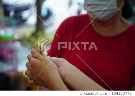 Young bird 104563772