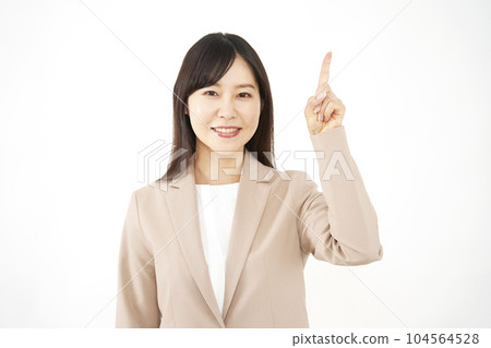中年女商人向上指著白色背景 中年女商人向上指著白色背景 104564528