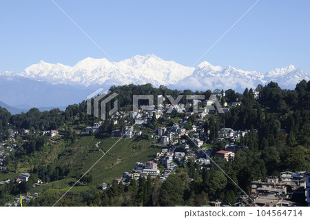 Kanchenjunga and the city of Darjeeling Kanchenjunga and the city of Darjeeling 104564714